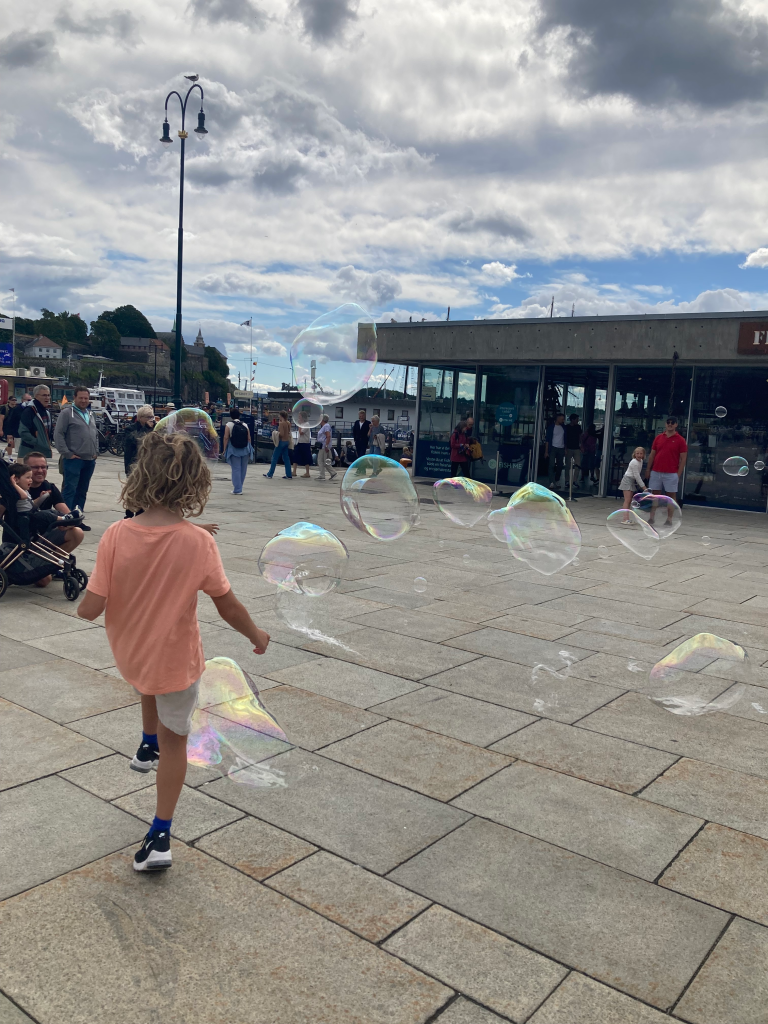 Oslo with kids - chasing bubbles